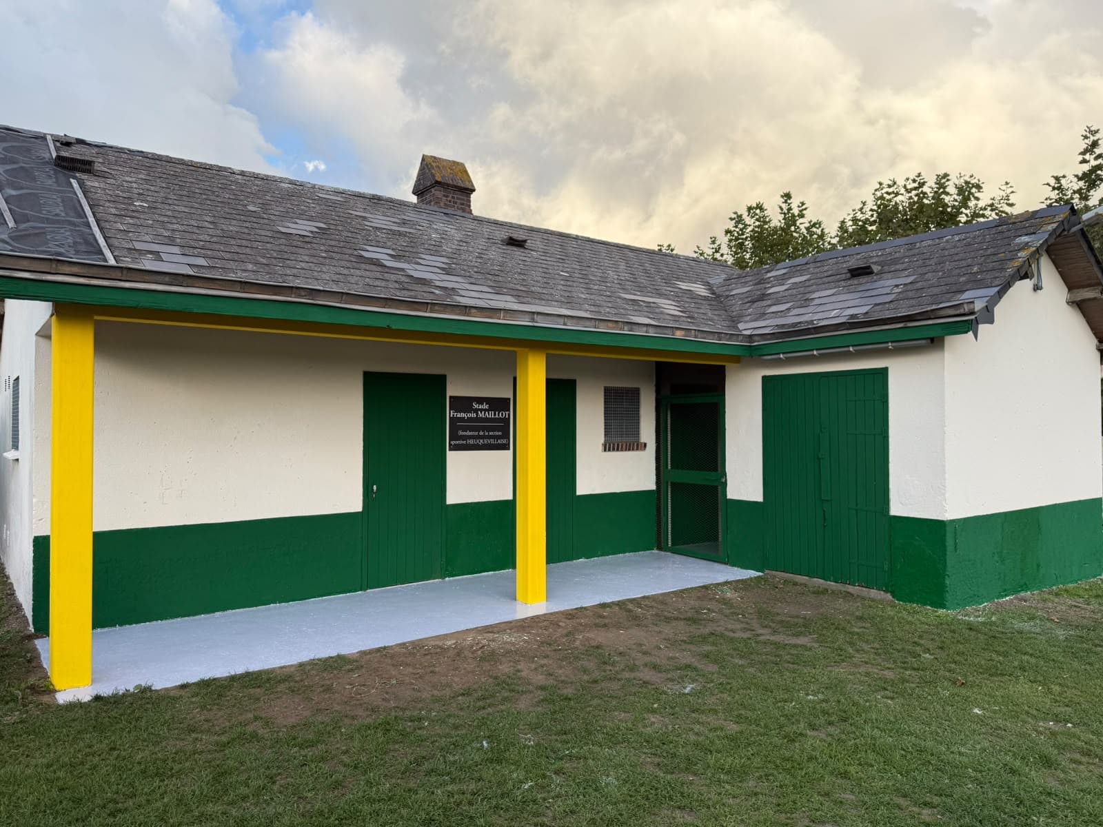 Les vestiaires du Stade François Maillot, repeints en vert et jaune