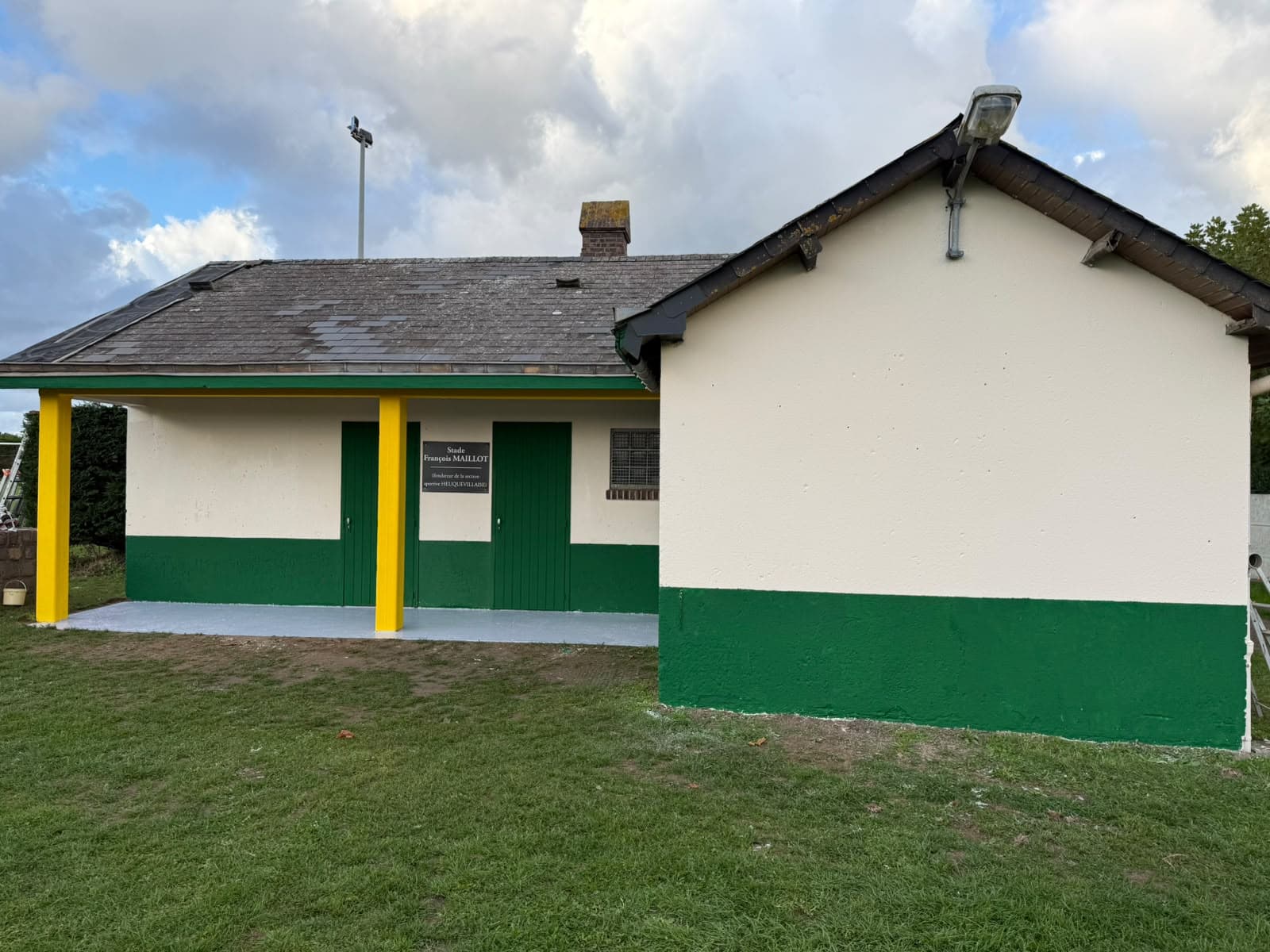 Les vestiaires du Stade François Maillot, vue de côté