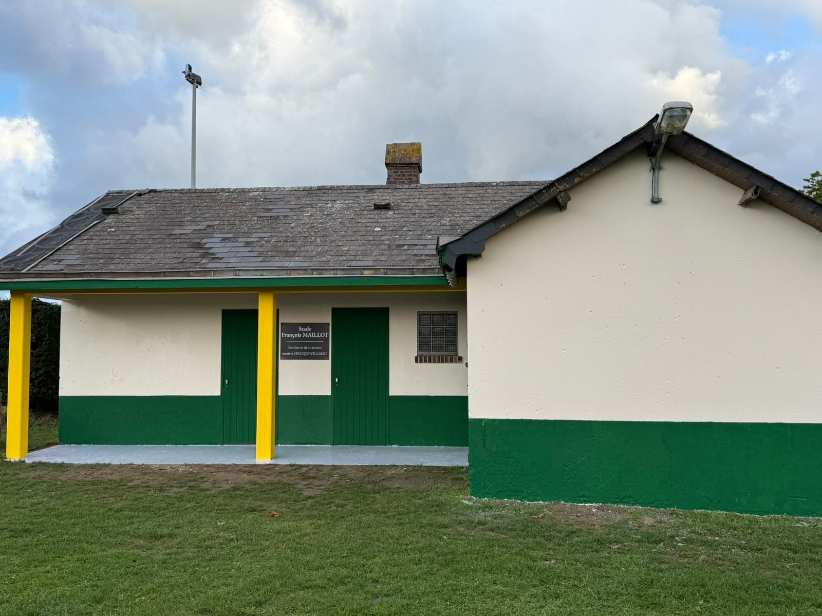Les vestiaires du Stade François Maillot, vue de côté